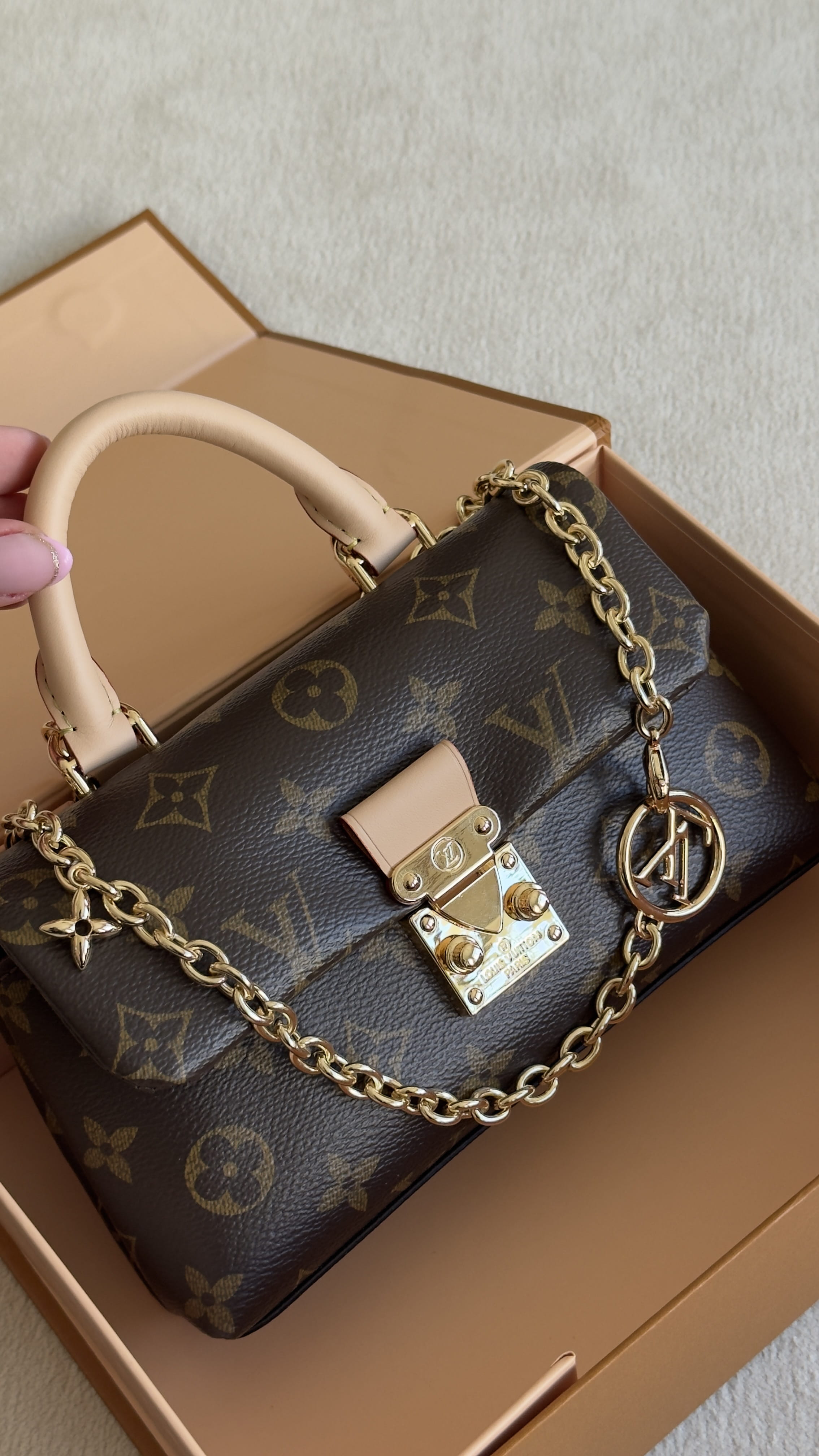 شنطة LV
